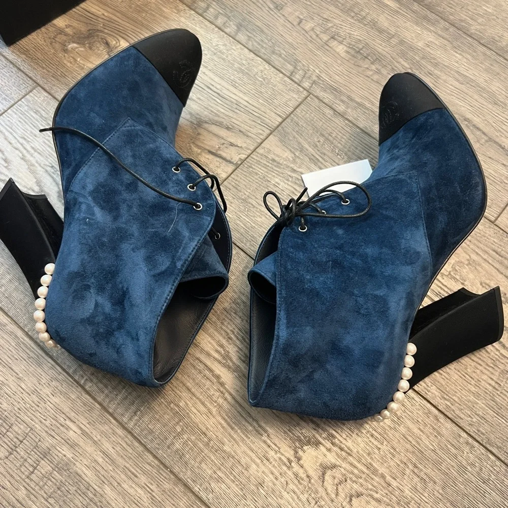 💙🤍Chanel Pearls/ Suede Booties🤍💙 - Picture 6 of 10